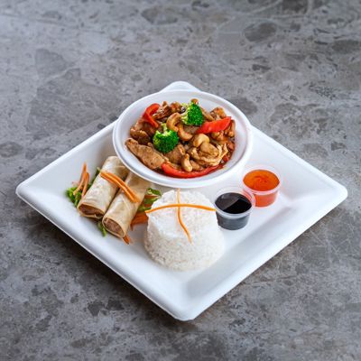 Wok kylling med cashew og vårruller