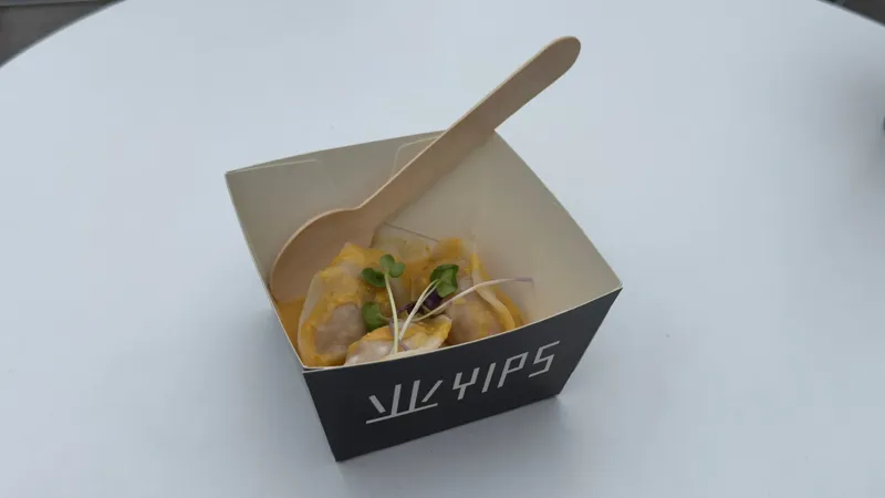 Svinedumpling med laksacurry